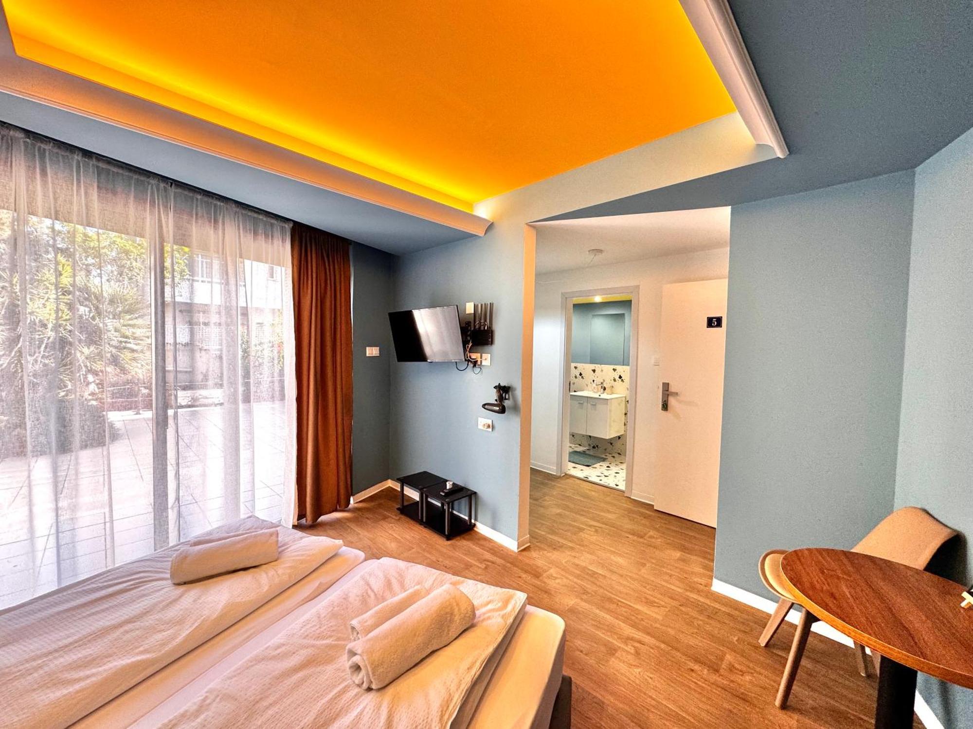 Modern Nr5 Private Kitchenette And Bathroom